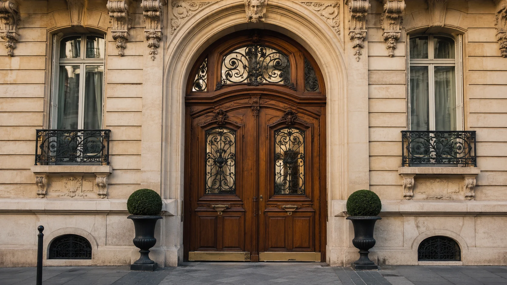 Porte d'entrée d'un hôtel particulier à Paris 8e : quelles options de blindage respectueuses du style d'origine