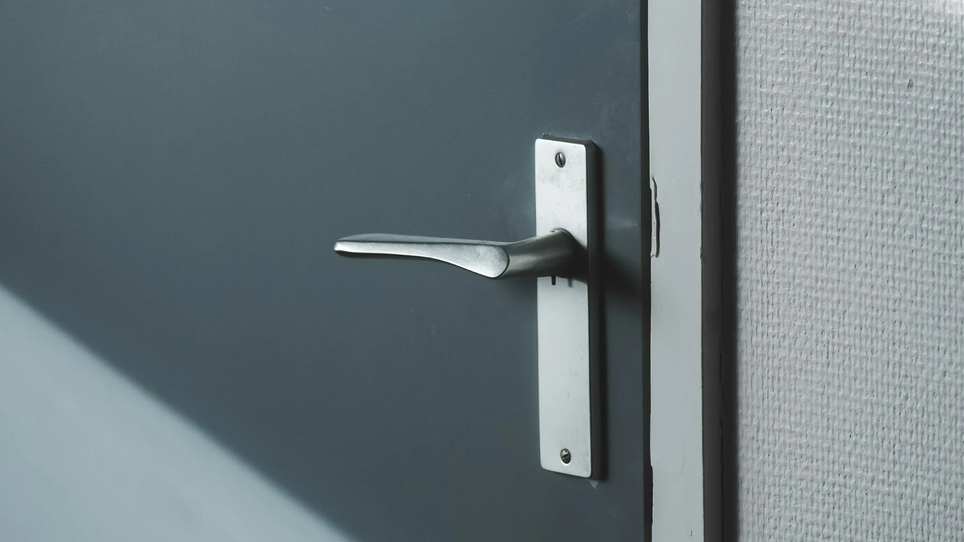 Porte de local en rez-de-dalle à Issy-les-Moulineaux : pourquoi cet accès demande un blindage renforcé