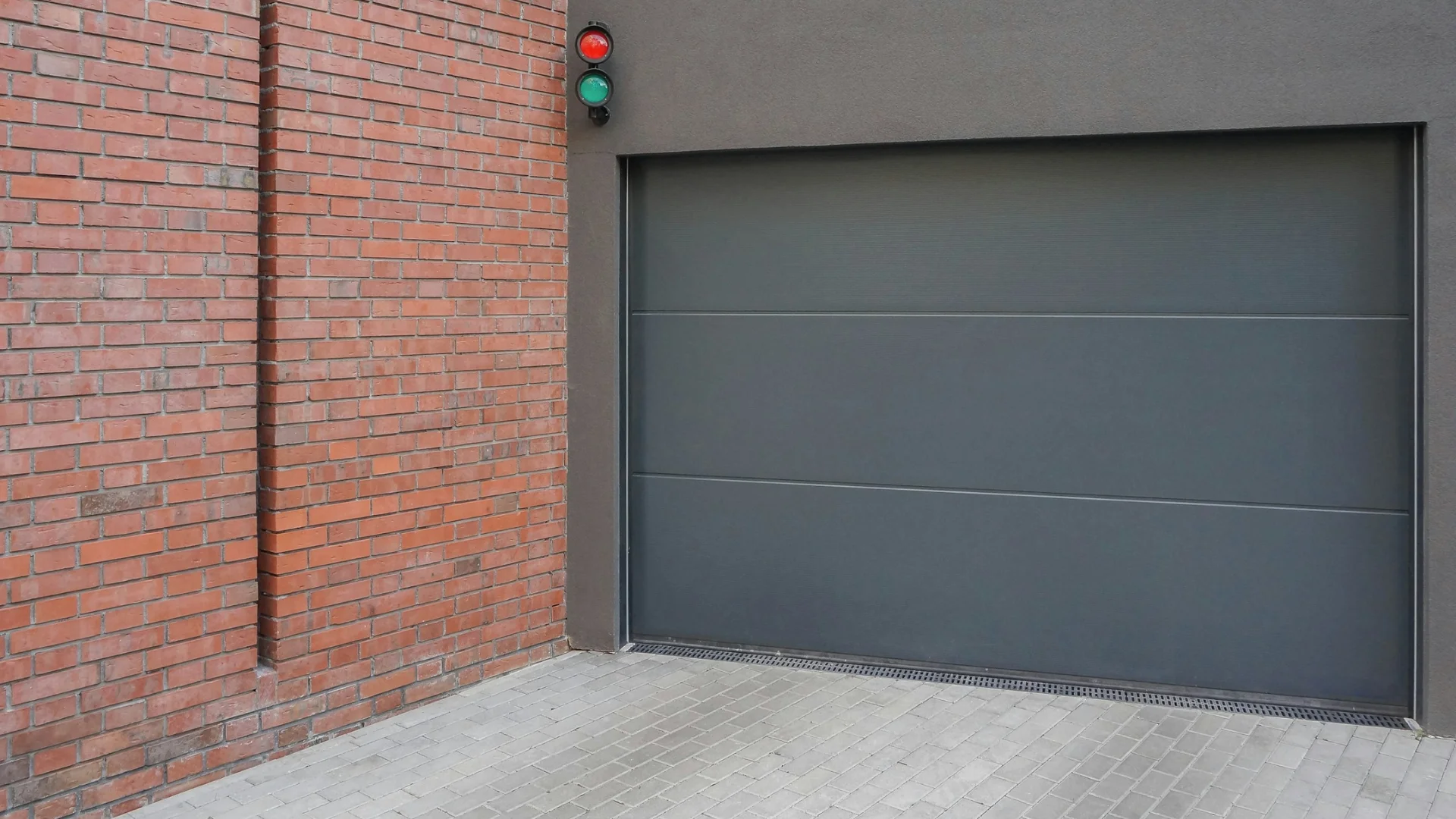 Porte de garage sectionnelle bloquée à Viroflay : les vérifications avant de forcer le moteur