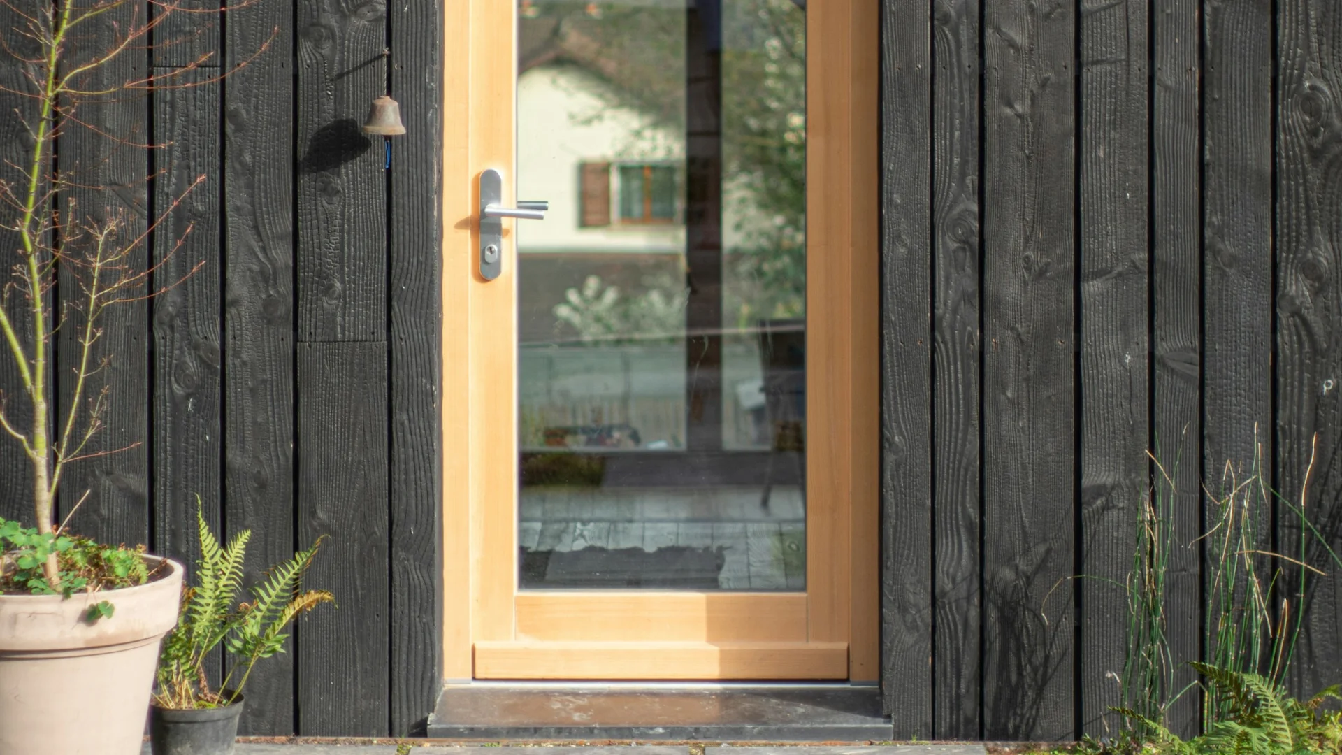 Remplacer une crémone ancienne sur une porte-fenêtre à Paris 7e : la compatibilité avec un immeuble classé