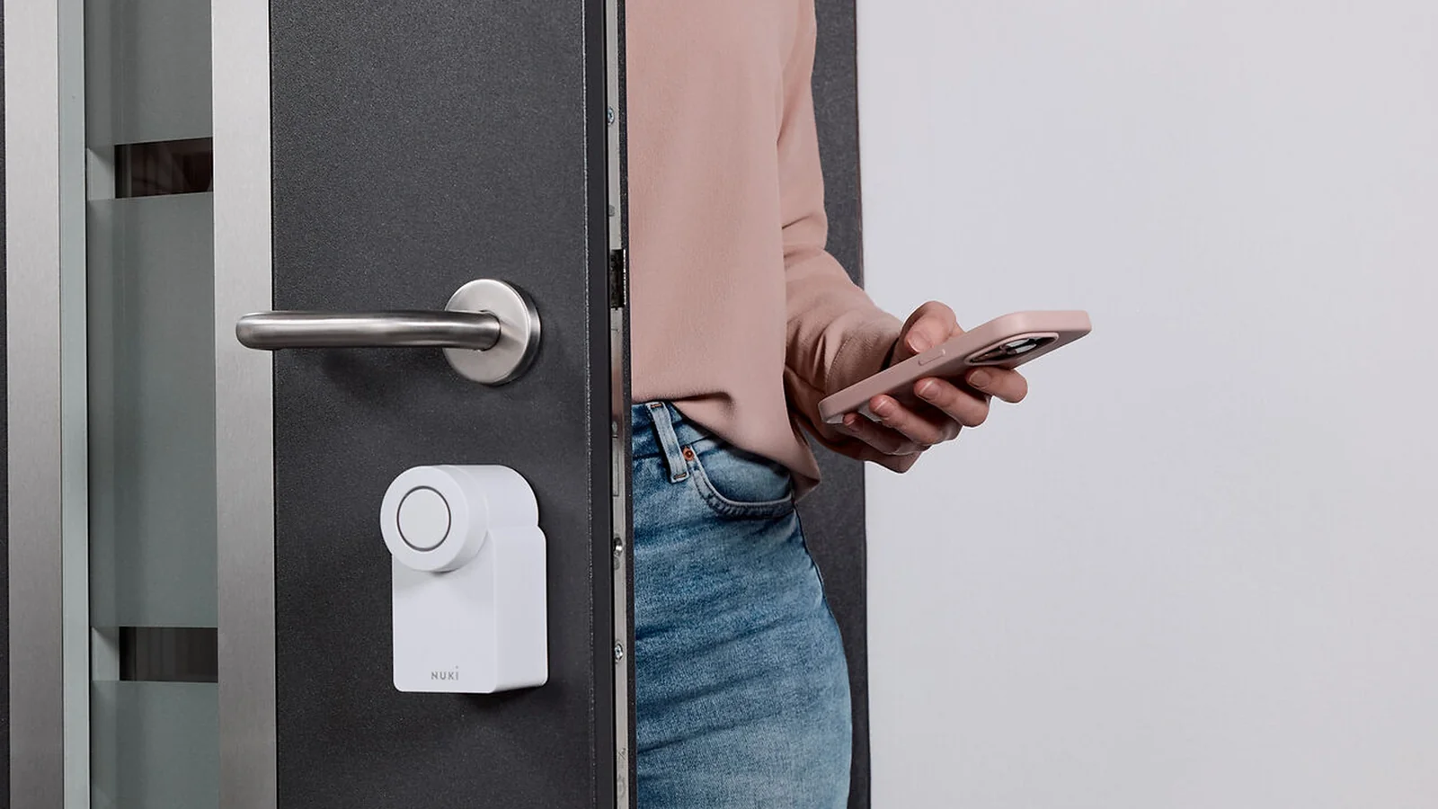 Serrure connectée à Vaucresson : surveiller une résidence secondaire à distance